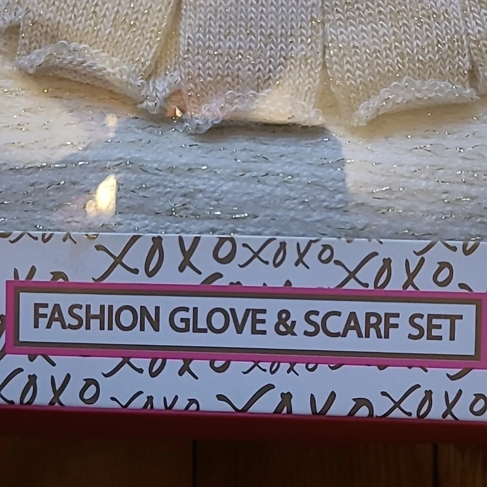 New in 📦, XOXO Fashion Glove & Scarf Set. WHITE AND GOLD. MARLED.